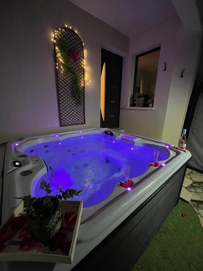 Chambre Au Calme Avec Spa Privatif Gratuit Sud Aveyron Les Palmiers Des Causses Saint-Rome-de-Tarn Luaran gambar